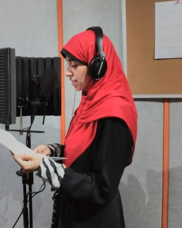 إيمان لبنه أمام الميكروفون في استوديو التسجيل